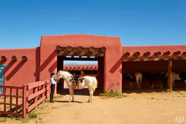 item0.rendition.slideshowWideHorizontal.jane-fonda-new-mexico-ranch-01-jane-fonda-horse-stables
