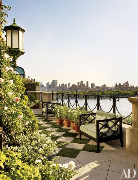 item17.rendition.slideshowVertical.bette-midler-manhattan-penthouse-02-terrace