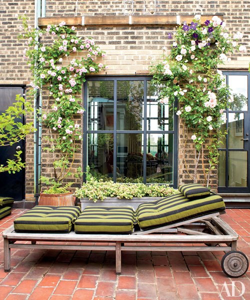 item19.rendition.slideshowVertical.bette-midler-manhattan-penthouse-08-terrace-sitting-area