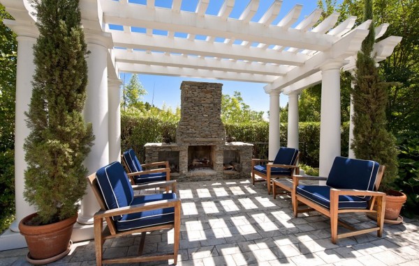 1424367368-channing-tatums-outdoor-fireplace-945add