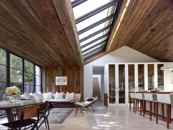 279AEBC000000578-3040624-A_room_with_a_view_Jason_Statham_has_purchased_a_12_9m_mansion_i-a-42_1429136686403