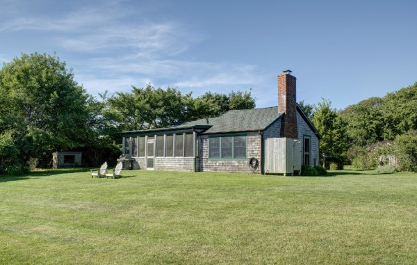 1441131438-julianne-moore-montauk-house-2