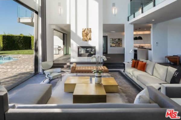 gallery-1452278486-john-legend-and-chrissy-teigen-beverly-hills-real-estate-living-room-4