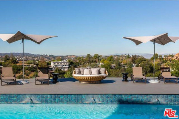 gallery-1452278761-john-legend-and-chrissy-teigen-beverly-hills-real-estate-pool