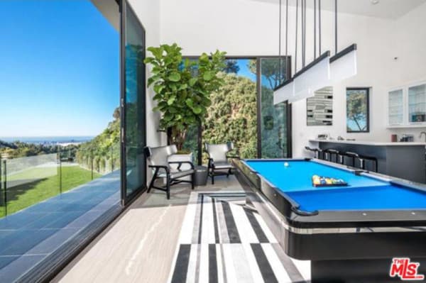gallery-1452280304-john-legend-and-chrissy-teigen-beverly-hills-real-estate-game-room