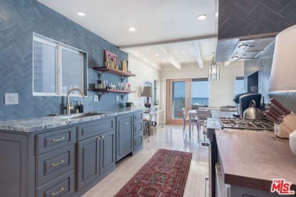 1474386339-syn-edc-leo-dicaprio-lists-home-for-sale-in-malibu-ca-stove
