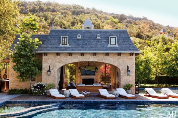 item25.rendition.slideshowWideHorizontal.brady-24-gisele-bundchen-tom-brady-pool-house-extra-600x400